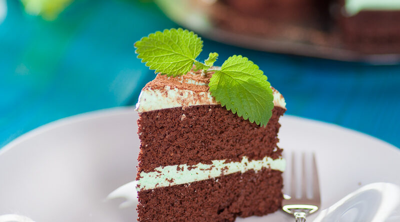 В этом тортике воплотились мечты сладкоежек, которые не едят углеводы, зато любят шоколадные десерты и сочетание мяты и шоколада.