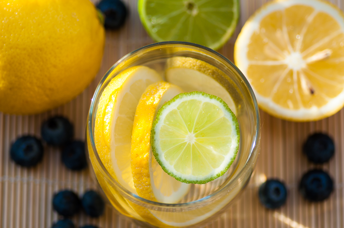 Вода с лимон на тощак. Лимонная вода. Горячий лимон. Лимонный сок. Лимонная вода диетический.