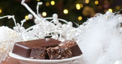 Шоколадные кето конфеты с орехами и мятной крошкой