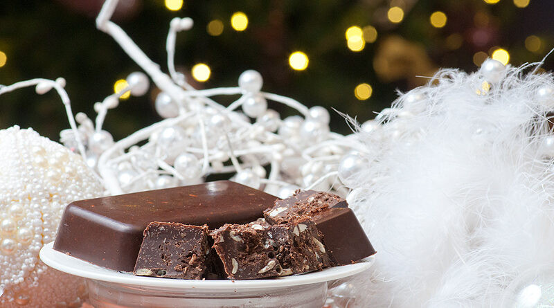 Шоколадные кето конфеты с орехами и мятной крошкой