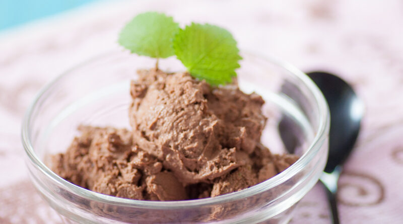 Шоколадное мороженое из авокадо
