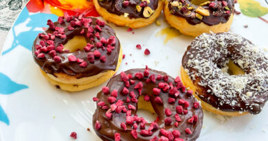 Нежные творожные пончики с шоколадно-сливочной глазурью